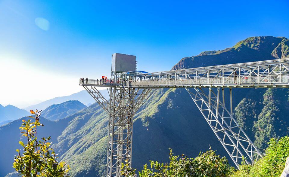 Glass bridge attraction located along the scenic O Quy Ho Pass near Sapa